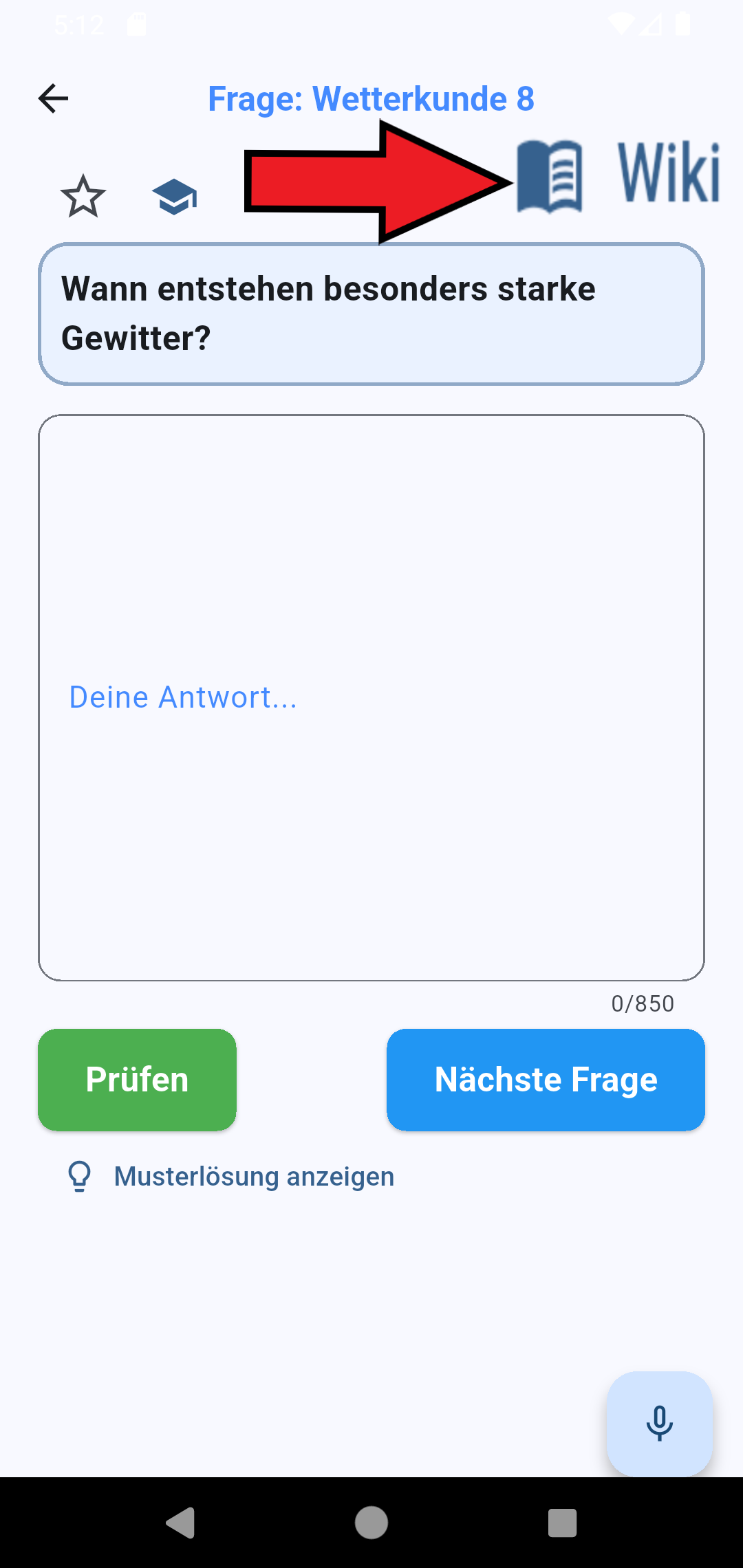 Eine Prüfungsfrage in der App, daneben das Symbol, das zum Lern-Wiki führt.